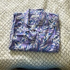 Men’s XXL Tommy Bahama short sleeve shirt in beautiful orchid/blue print!